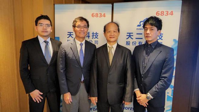 （天二科技将于9月上市，董事长廖震益(左二)拚今年营收优于去年。图／精彩创意整合提供）
