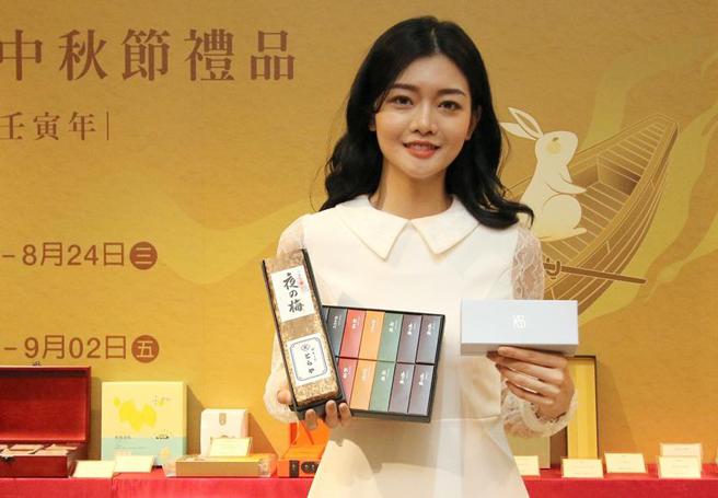 （百货看好高价送礼趋势，今年中秋加码扩大品项。图／新光三越提供）