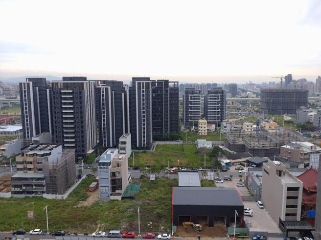 （今年上半年台中市开工宅数共15,277宅，虽然量缩仍居六都之冠。图／曾丽芳）