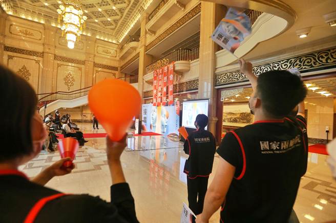 國家兩廳院2日舉行2022秋天藝術節宣告記者會，與會工作人員搭上選舉年風潮，在主題布幕垂放時高聲歡呼。（杜宜諳攝）