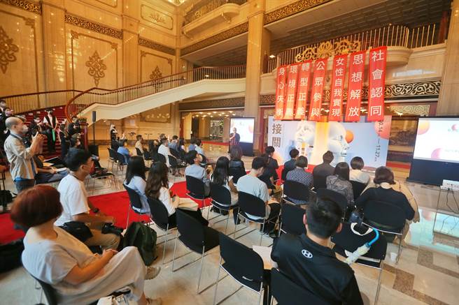 國家兩廳院2日舉行2022秋天藝術節宣告記者會，今年以七種議題及面向推出七檔節目，邀請觀眾走進劇場尋找生命中的儲存點。（杜宜諳攝）