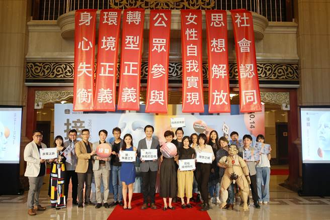 國家兩廳院2日舉行2022秋天藝術節宣告記者會，與會人員會後在七大主題布幕下合影。（杜宜諳攝）