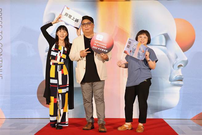 國家兩廳院2日舉行2022秋天藝術節宣告記者會，狂想劇場的《非常上訴》透過「轉型正義」開啟對話，邀請民眾擔任國民評議團進行投票。（杜宜諳攝）