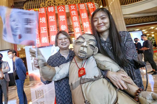 國家兩廳院2日舉行2022秋天藝術節宣告記者會，無獨有偶工作室在《搞砸的那一天》以「社會認同」為出發點，帶來八段以死亡為題的社會邊緣人故事。（杜宜諳攝）