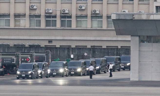 美国眾议院议长裴洛西亚洲行，2日晚间专机预计降落在松山机场，在松机可见一整排车队等候。（赵双杰摄）