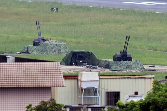 裴洛西展开亚洲行，结束马来西亚访问行程后，预计2日晚间抵达台湾，空军驻守松机防空连，鲜少拉开火炮衣的35火炮整备待命。（黄世麒摄）