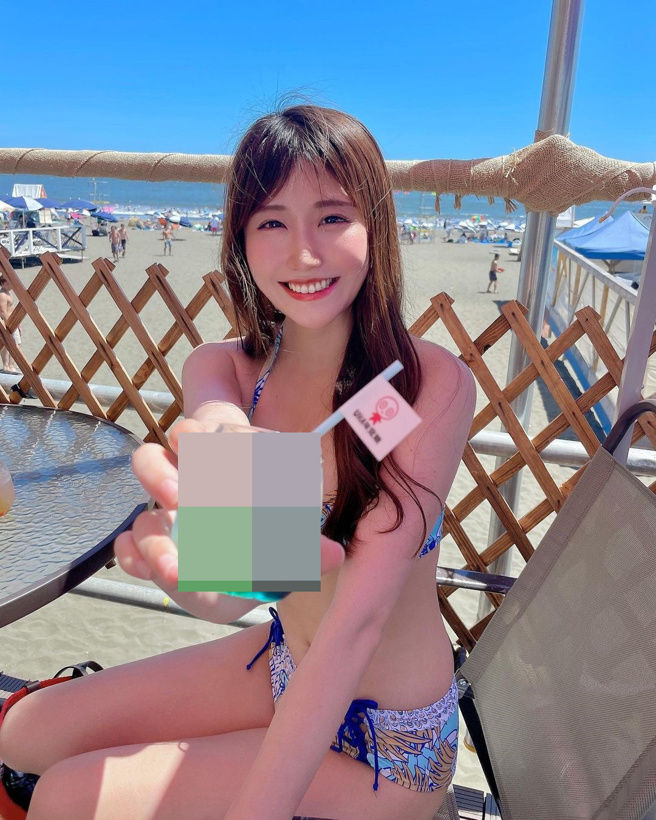 野球妹回海灘座位區，享受眼前的飲品。(圖/みなみまる IG)