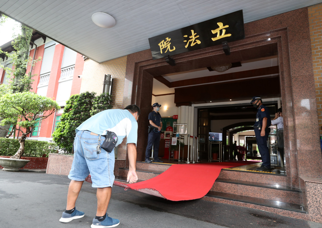 裴洛西预计3日将参访立法院。为了迎接裴洛西来访，立法院2日先请工作人员在走道铺设红地毯，做好万全准备。（刘宗龙摄）