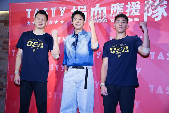 蔡凡熙2日以「首捐族」身分，率T1篮球联盟新北中信特攻队的队员谢亚轩与魏嘉豪组成「西堤2022捐血应援队」。（陈俊吉摄）