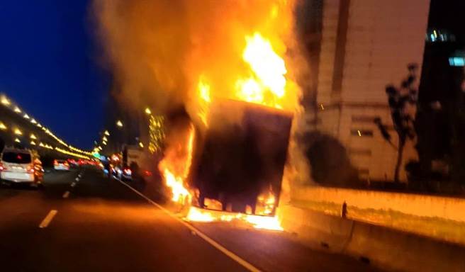 國1內壢交流道貨櫃車火燒車，駕駛急逃生無人傷亡。(消防局提供／呂筱蟬桃園傳真)