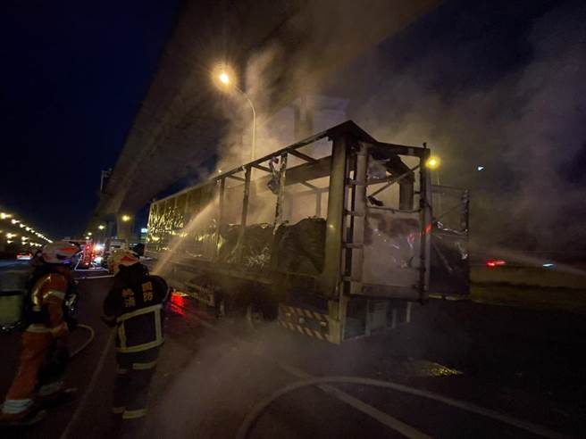 國1內壢交流道貨櫃車火燒車，駕駛急逃生無人傷亡。(消防局提供／呂筱蟬桃園傳真)