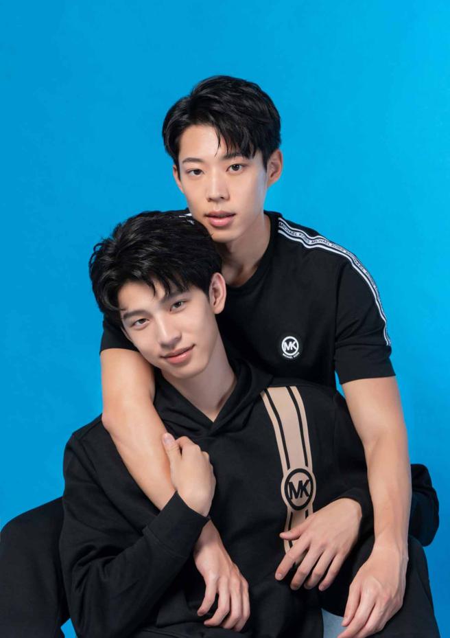 徐碩廷、黃信赫於新劇《About Youth》飾演「健RayCP」，徐碩廷/Michael Kors七夕限定帽Ｔ，8500元、休閒運動長褲7100元、黃信赫／黑色球服上衣4100元、七夕限定運動長褲9000元。（攝影／石智中、黃信赫妝髮／Jenny Lin Lanchi、ZOOM Hairstyling Jacobs Hsieh、徐碩廷妝髮／Backstage Curry Tsai、80’studio KimberHuang）