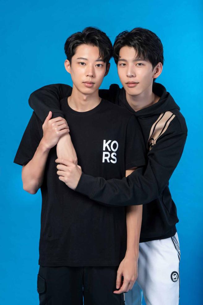 徐碩廷表示黃信赫在片場「開車」，讓他頻頻吐槽「閉嘴」。徐碩廷/Michael Kors七夕限定帽Ｔ，8500元、黃信赫／黑色球服上衣4100元。（攝影／石智中、黃信赫妝髮／Jenny Lin Lanchi、ZOOM Hairstyling Jacobs Hsieh、徐碩廷妝髮／Backstage Curry Tsai、80’studio KimberHuang）