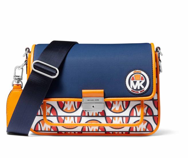 Michael Kors x ellesse Bradshaw 印花肩背包，1萬7700元。（Michael Kors提供）