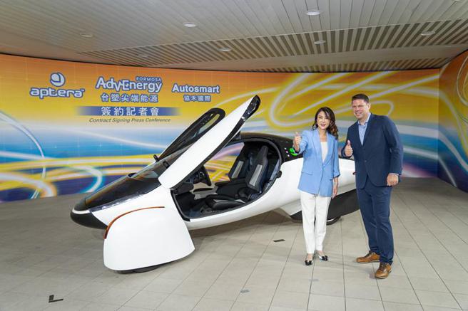 （美國電動車公司aptera Motors創辦人Chris Anthony與台塑新智能董事長王瑞瑜2日正式簽約合作。圖／彭暄貽）