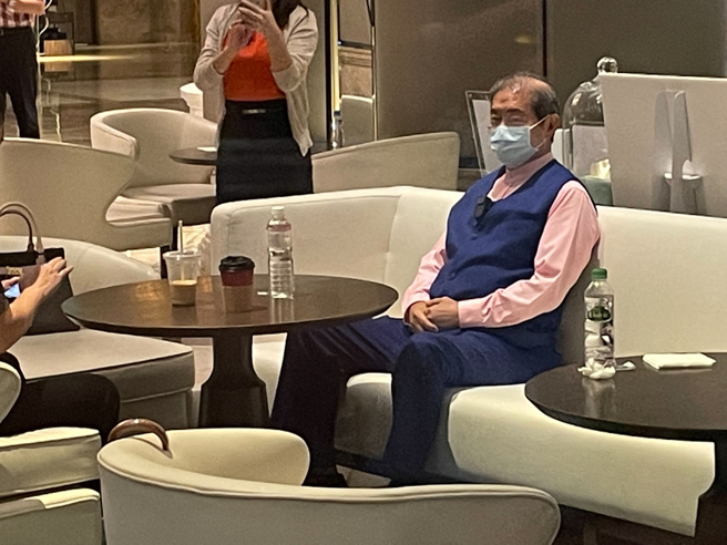 美国眾议院议长裴洛西展开亚洲行，预计2日晚间抵达台湾过夜，白狼张安乐于晚间8点25分现身饭店大厅，引发关注。（季志翔摄）