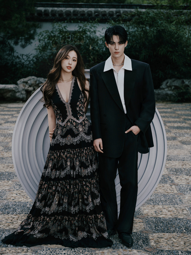 虞書欣（左）與王鶴棣（右）俊男美女的組合十分養眼。（圖／NeufMode九號摩登微博）