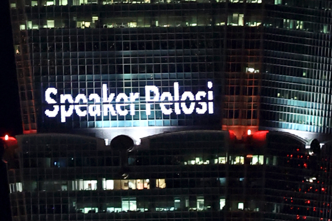 美國眾議院議長裴洛西（Nancy Pelosi）展開亞洲行，結束馬來西亞的訪問行程後，預計2日晚間抵達台灣。台北101大樓外牆在2日晚間9時，打上「Speaker Pelosi」歡迎裴洛西代表團一行人訪台。（黃世麒攝）