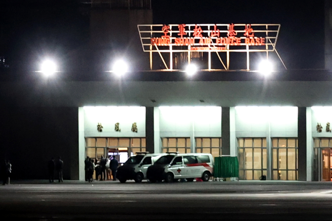 美國眾議院議長裴洛西（Nancy Pelosi）展開亞洲行，結束馬來西亞的訪問行程後，預計2日晚間抵達台灣，空軍松山基地燈火通明，準備迎接訪台貴賓，門口還停了兩輛救護車待命。（黃世麒攝）