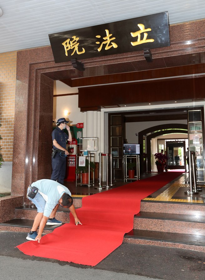 美國眾議院議長裴洛西（Nancy Pelosi）預計2日晚間率團訪台，傳出3日將參訪立法院。為了迎接裴洛西的來訪，立法院先請工作人員在走道鋪設紅地毯，做好萬全準備。（劉宗龍攝）