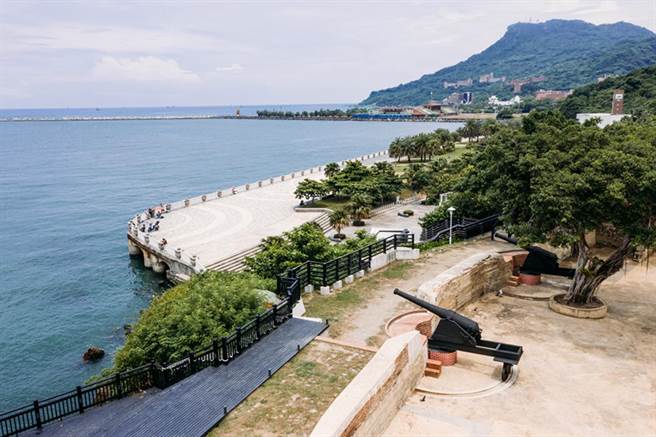 1874年牡丹社事件后，打狗三礮臺（旗后、哨船头、大坪屿）陆续建置并互成犄角，结合成为一组防御线，扼高雄港之进出，雄镇北门即「哨船头礮台」。（高市文化局提供／袁庭尧高雄传真）