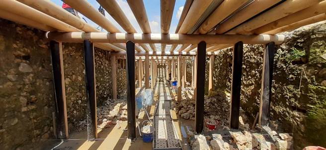 雄镇北门修復工程利用珊瑚礁小丘作为天然屏障的特质，针对挖掘出的不规则硓𥑮石步道及营墙遗迹，使其自然裸露，不刻意加工雕饰。（高市文化局提供／袁庭尧高雄传真）