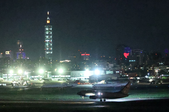 美国眾议院议长裴洛西（Nancy Pelosi）展开亚洲行，结束马来西亚的访问行程后，2日晚间10时48分许抵达台湾；美军C-40C行政专机降落在台北松山机场。（黄世麒摄）