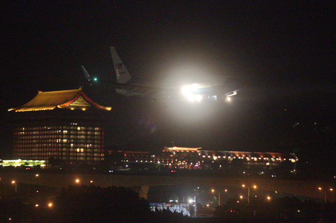 美国联邦眾议院议长波洛西（Nancy Pelosi）所搭乘的美空军C-40C专机，2日晚间10点43分抵达台湾松山机场，展开访台序幕。（张铠乙摄）