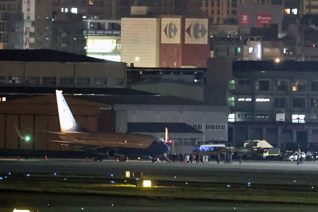 美国眾议院议长裴洛西（Nancy Pelosi）展开亚洲行，结束马来西亚的访问行程后，2日晚间10时48分许抵达台湾，美军C-40C行政专机降落在台北松山机场。（黄世麒摄）