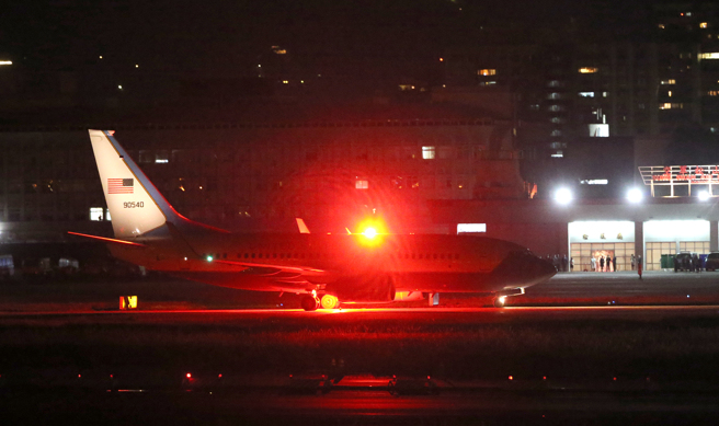 美国眾议院议长裴洛西（Nancy Pelosi）展开亚洲行，结束马来西亚的访问行程后，2日晚间许搭乘美军C-40C行政专机降落在台北松山机场。（赵双杰摄）