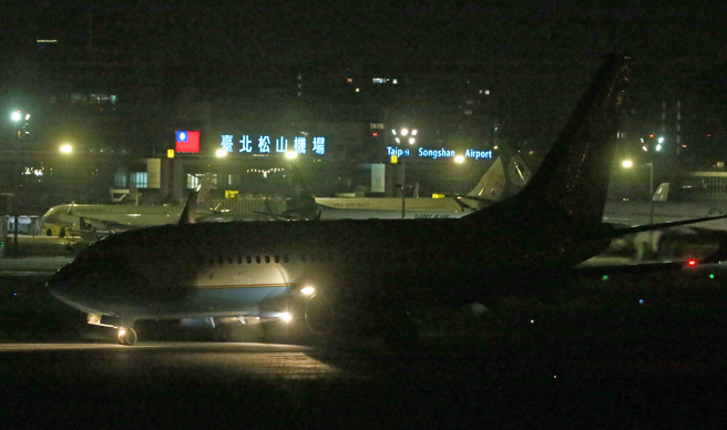 美國眾議院議長裴洛西（Nancy Pelosi）展開亞洲行，結束馬來西亞的訪問行程後，2日晚間許搭乘美軍C-40C行政專機降落在台北松山機場。（趙雙傑攝）