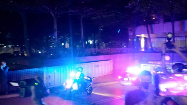 裴洛西一行經由車道進入君悅酒店(邱新博攝)