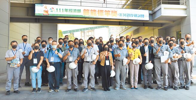 能源局主秘翁素真（前排左六起）、台泥和平厂厂长魏家佩、工研院绿能所经理苏娟仪和与会业者出席台泥和平分公司节能观摩会。图／工研院提供