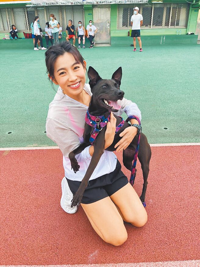 台南市长黄伟哲与艺人米可白共同拍摄台南i运动的宣导短片，连市长的萌宠妞妞皆入镜，可爱的模样吸睛。图／米可白粉丝团提供