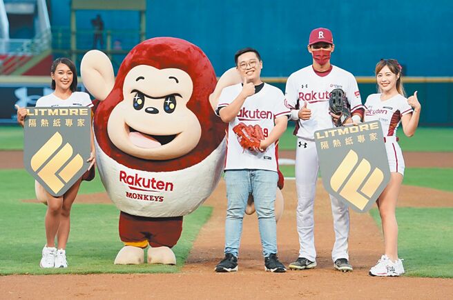 利默執行副總經理謝方豪（中）在品牌日擔任開球嘉賓，並開出好球，開啟贏球的好兆頭。而為了回饋球迷的參與，利默更提供兩台電視和全車隔熱紙一組於現場抽獎。圖／業者提供