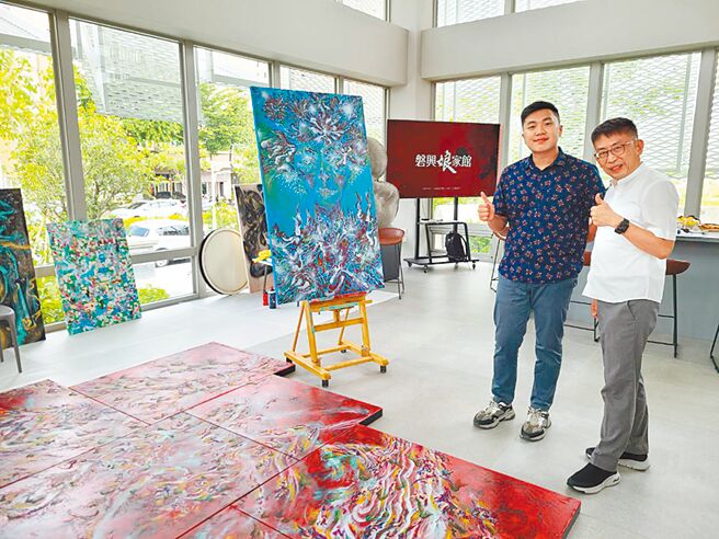 「娘家館」是磐興建設獻給城市的禮物，磐興建設總經理游金洲（右）邀請台灣當代年輕藝術家游主業Benedict Yu（左），在娘家館展出藝術創作，他也是磐興建設支持的藝術家之一，未來該會館持續舉辦人文演講、二手書交換、小農市集、生活藝文課程等。圖／業者提供