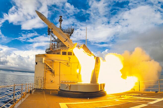 因应裴洛西可能访台，引发台海紧张局势。图为海军子仪军舰发射标准一型飞弹，展现捍卫台海安全之决心。（军闻社）