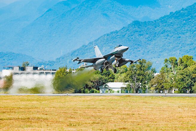 因应裴洛西可能访台，引发台海紧张局势。图为F-16V战机日前参与「汉光38号」实兵演习，接获作战命令后挂载AIM-9M响尾蛇飞弹升空。（军闻社）