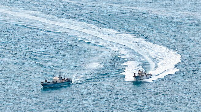 美国眾议院议长裴洛西访台前夕，马祖东莒海域1日傍晚出现6、7艘不明身分快艇，刻意高速航行骚扰，海巡署出动巡逻艇驱离。（读者谢清良提供）