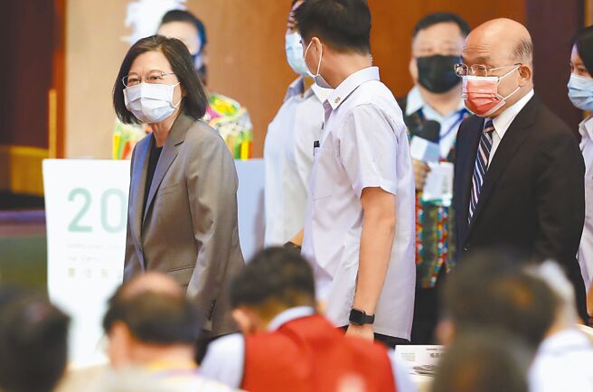 军方指出，若不修法，役期就是回到1年义务役，但会影响军队编制问题，兵力规模会扩大，将衝击到现有军队组织、结构等，兹事体大，在蔡政府未下决心前，军方不会急着推出方案。图为蔡英文总统（左）1日出席「2022年原住民族原权论坛」开幕式。（季志翔摄）