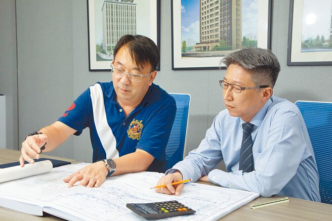 新润建设机构对居住品质要求高，每一张平面规画图都歷经无数次优化会议雕琢，图左至右为新润建设机构协理刘文邦、刘毅刚。（本报资料照片）