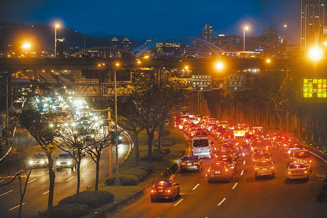 台北市长选战不断在内湖交通问题交锋，民进党参选人陈时中主张8年完成捷运路线，捷运局长张泽雄坦言，10年内完成都不容易，8年完成非常困难。（本报资料照片）
