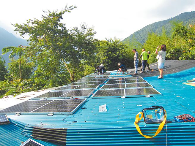 东华大学媒合绿能产业协助部落建置太阳能光电系统，盼逐步改善偏远山区能源问题。（东华大学提供／罗亦晽花莲传真）