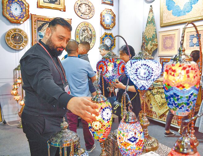 大陆严格防疫下，让许多外企调整对大陆供应链的依赖，降低对中国市场信心。图为外商云集的2019年中国（泉州）海上丝绸之路国际品牌博览会。（新华社）