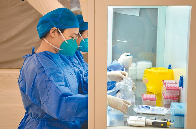 大陆国务院联防联控机制7月29日发布通知，要求进一步推动新冠病毒核酸检测结果的全大陆互认。图为「兰州硬气膜实验室」的核酸检测人员正在进行检测工作。（中新社）