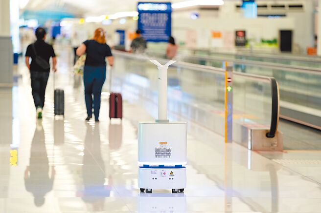 港府决定缩短入境检疫天数，但具体方案仍待讨论。图为香港国际机场内部。（中新社）