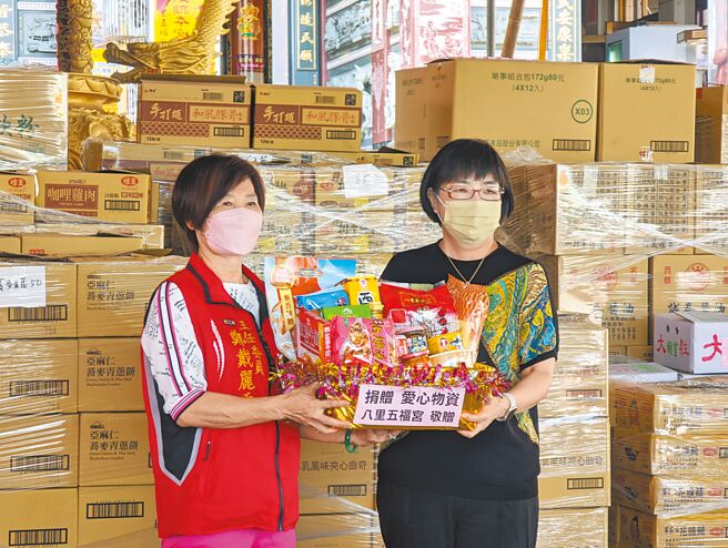 新北市八里五福宫长期热心公益、关怀社会弱势民眾，1日再将总计市值约65万多元的物资，捐赠给新北市好日子爱心大平台，由新北市社会局长张锦丽(右)前往代表受赠，并致赠感谢状给五福宫主任委员、新北市议员郑戴丽香(左)。(黄敬文摄)
