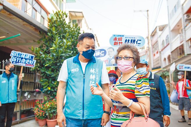 国民党新竹市长参选人林耕仁1日持续深入竹科周边社区争取支持，他也抨击民进党常以台北看天下，严重与民意脱节。（林耕仁提供／陈育贤新竹传真）
