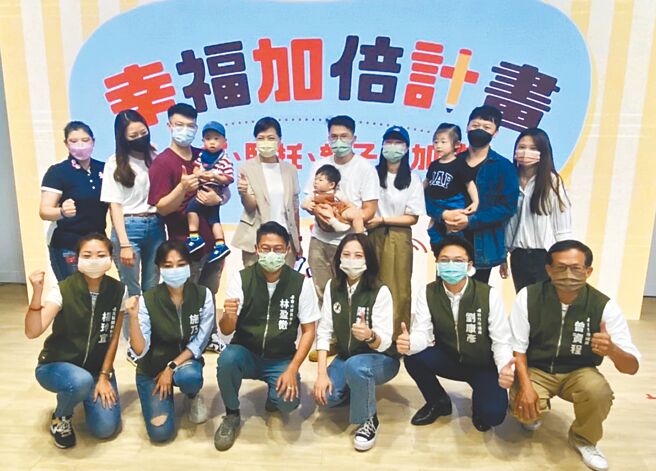 民进党新竹市长参选人沈慧虹（后左四）1日发表「幸福加倍计画」幼儿政策，将加倍设立公托、临托与亲子馆，并试办夜间临托。（陈育贤摄）