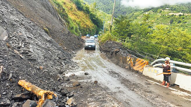 台8线77k灵甫桥路日前坍方阻断交通，1日早上抢通，恢復单线通行。（谷关工务段提供／陈淑娥台中传真）